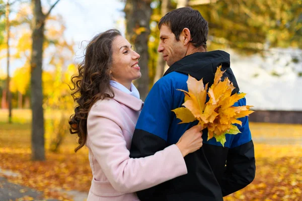 Pareja Romántica Posando Parque Otoño Hermosa Naturaleza Árboles Con Hojas — Foto de Stock