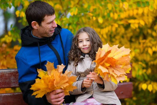 Портрет Отца Дочери Осеннем Парке Счастливые Люди Позируют Фоне Красивых — стоковое фото