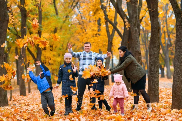 Ritratto Una Famiglia Con Bambini Parco Cittadino Autunnale Persone Felici — Foto Stock