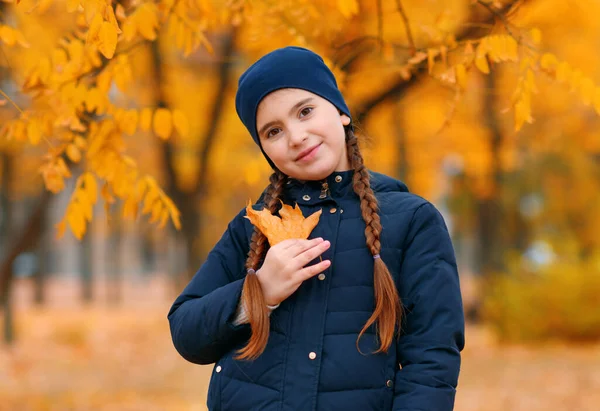 Portrét Dívky Podzimního Městského Parku Pózování Javorovým Listem Krásná Příroda — Stock fotografie