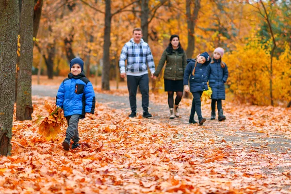 Retrato Una Familia Con Niños Parque Otoño Gente Feliz Caminando — Foto de Stock