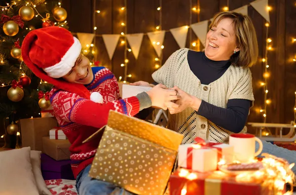 Porträt Von Mutter Und Sohn Neujahrsschmuck Frau Und Teenager Öffnen — Stockfoto