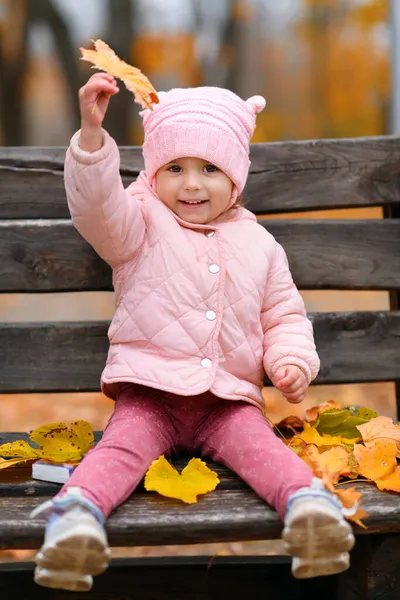 Portrét Dívky Sedící Lavičce Podzimním Městském Parku Hrající Javorovými Listy — Stock fotografie