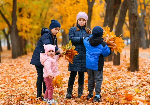 Crianças Brincando Com Folhas Bordo Amarelas Parque Cidade Outono Temporada — Fotografia de Stock