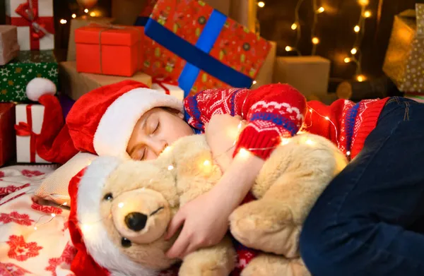 Niña Durmiendo Año Nuevo Decoración Navidad Luces Regalos Navideños Árbol — Foto de Stock