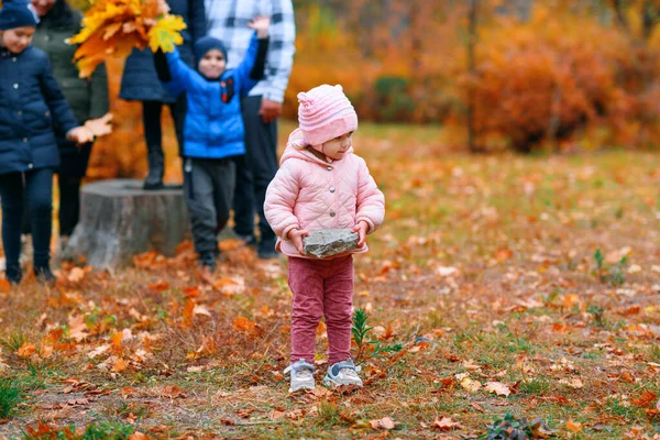 Ritratto Una Famiglia Con Bambini Parco Cittadino Autunnale Persone Felici — Foto Stock