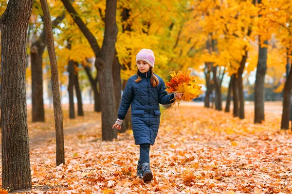 Portrait Une Enfant Fille Marchant Dans Parc Ville Automne Belle — Photo