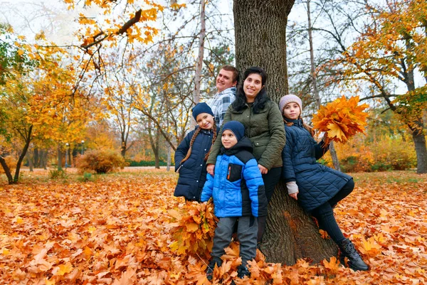 Портрет Семьи Детьми Осеннем Городском Парке Счастливые Люди Позирующие Рядом — стоковое фото