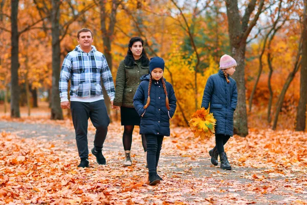 一个有孩子的家庭在秋天的城市公园里的画像 快乐的人们在一起散步 美丽的大自然以黄叶为背景 — 图库照片