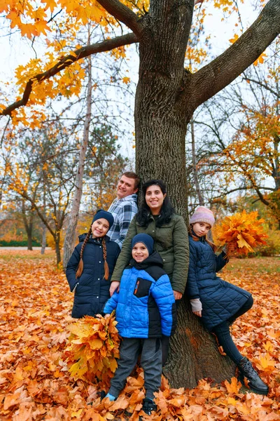Portret Van Een Gezin Met Kinderen Een Herfst Stadspark Gelukkige — Stockfoto