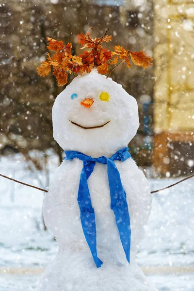 Retrato Muñeco Nieve Una Calle Ciudad Temporada Invierno Clima Nevado — Foto de Stock