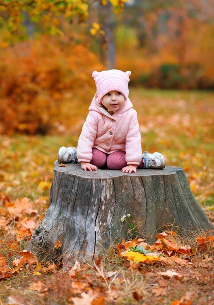 Portret Dziewczynki Parku Jesiennym Pozowanie Pniu Piękna Natura Drzewa Żółtymi — Zdjęcie stockowe