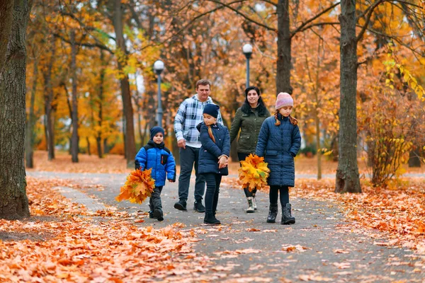 一个有孩子的家庭在秋天的城市公园里的画像 快乐的人们在一起散步 美丽的大自然以黄叶为背景 — 图库照片