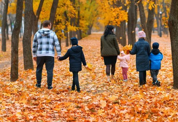 Ritratto Una Famiglia Con Bambini Parco Cittadino Autunnale Persone Felici — Foto Stock