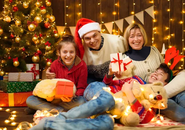 Rodina Pózuje Novém Roce Nebo Vánoční Dekorace Děti Rodiče Dovolená — Stock fotografie