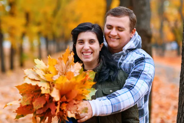 Retrato Casal Parque Cidade Outono Pessoas Felizes Posando Juntas Bela — Fotografia de Stock