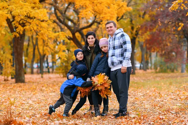 Retrato Uma Família Com Crianças Parque Cidade Outono Pessoas Felizes — Fotografia de Stock