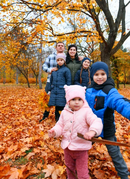 Портрет Семьи Детьми Осеннем Городском Парке Счастливые Люди Позирующие Рядом — стоковое фото