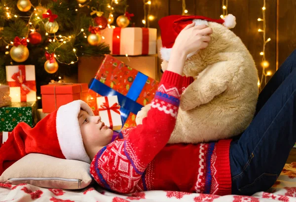 Gyermek Lány Pózol Szilveszterkor Vagy Karácsonykor Ünnepi Fények Ajándékok Játékokkal — Stock Fotó