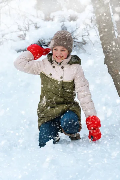 Une Fille Joue Boules Neige Extérieur Beau Temps Hiver Neige — Photo