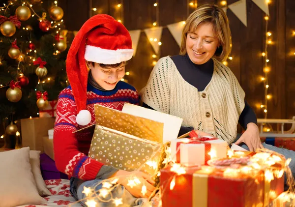 Porträt Von Mutter Und Sohn Neujahrsschmuck Frau Und Teenager Öffnen — Stockfoto