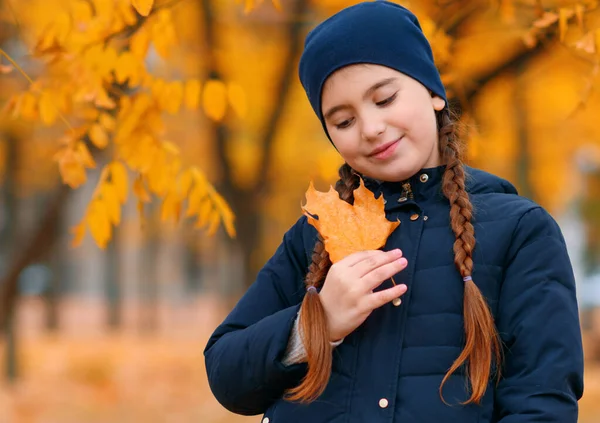 Portrét Dívky Podzimního Městského Parku Pózování Javorovým Listem Krásná Příroda — Stock fotografie