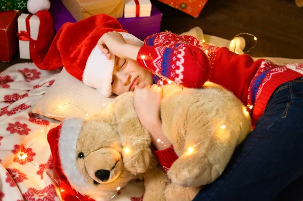Menina Criança Dormindo Ano Novo Decoração Natal Luzes Férias Presentes — Fotografia de Stock
