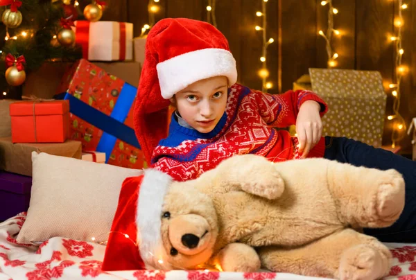 Menina Criança Posando Decoração Ano Novo Natal Luzes Férias Presentes — Fotografia de Stock