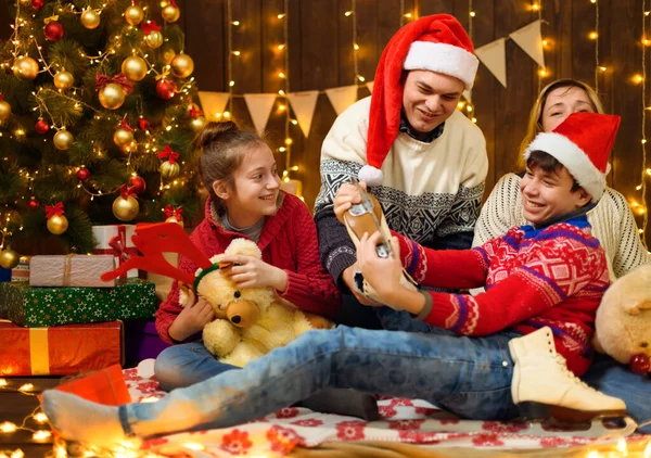 Щаслива Сім Позує Новорічні Або Різдвяні Прикраси Діти Батьки Святкові — стокове фото