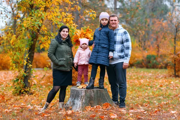 Sonbahar Parkında Çocuklu Bir Ailenin Portresi Mutlu Insanlar Kütüğün Yanında — Stok fotoğraf