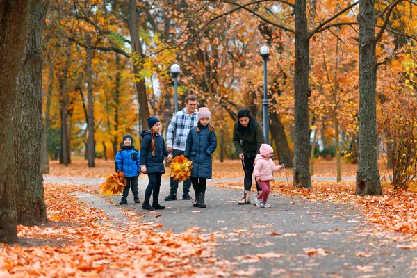 Sonbahar Parkında Çocuklu Bir Ailenin Portresi Mutlu Insanlar Birlikte Yürüyor — Stok fotoğraf