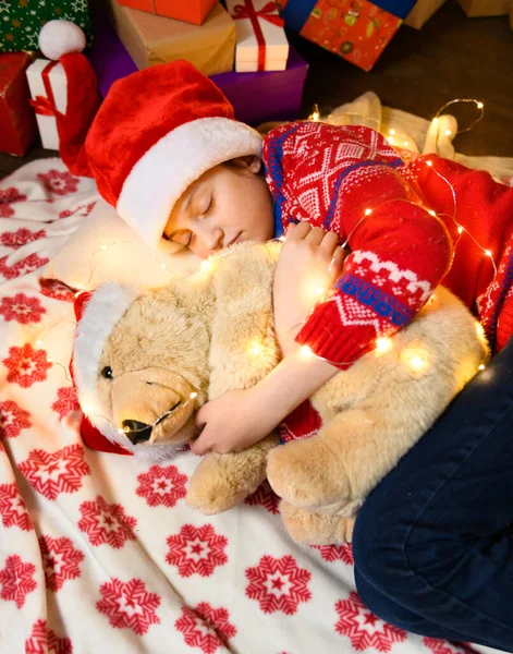 Kindermädchen Schlafen Neujahrs Oder Weihnachtsdekoration Weihnachtslichter Und Geschenke Mit Spielzeug — Stockfoto