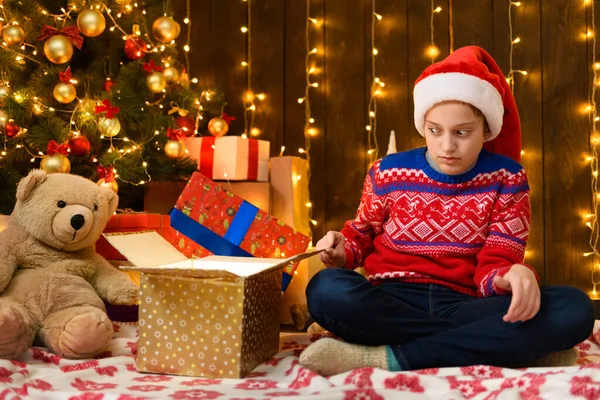 Menina Posando Ano Novo Decoração Natal Vestindo Uma Camisola Vermelha — Fotografia de Stock