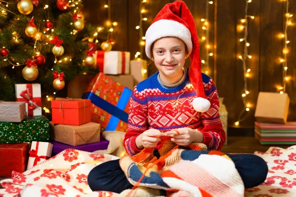 Menina Posando Ano Novo Decoração Natal Luzes Festivas Muitos Presentes — Fotografia de Stock