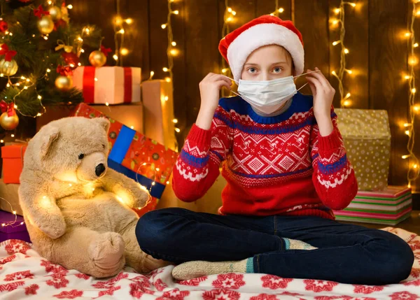 Kindermädchen Posieren Als Weihnachtsmann Helferin Neujahrsschmuck Das Tragen Einer Schutzmaske — Stockfoto