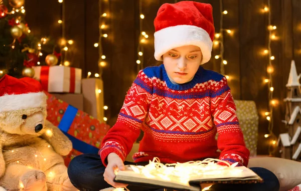 Menina Criança Lendo Livro Decoração Ano Novo Natal Luzes Férias — Fotografia de Stock