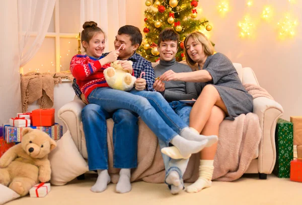 Rodina Sedí Gauči Pózuje Novém Roce Nebo Vánoční Dekorace Děti — Stock fotografie
