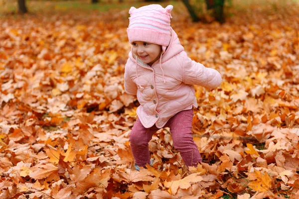 Bambina Che Gioca Con Foglie Cadute Nel Parco Cittadino Autunnale — Foto Stock