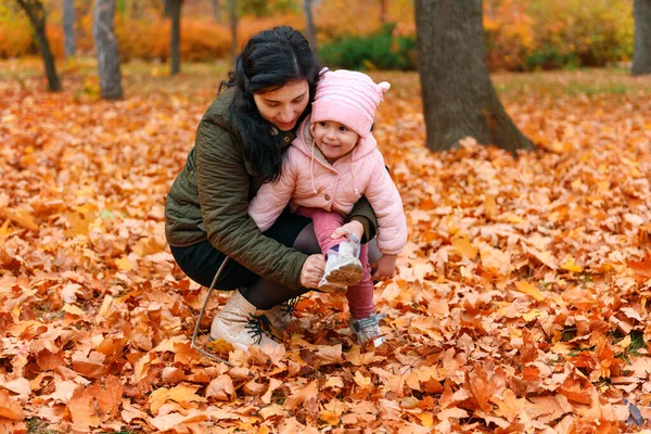 Frau Und Kind Spielen Herbstlichen Stadtpark Mit Umgefallenen Blättern Schöne — Stockfoto