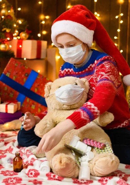 Kindermädchen Posieren Als Weihnachtsmann Helferin Neujahrsschmuck Das Tragen Einer Schutzmaske — Stockfoto