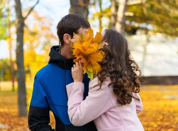 Romantyczna Para Pozująca Jesiennym Parku Piękna Przyroda Drzewa Żółtymi Liśćmi — Zdjęcie stockowe