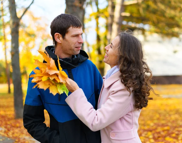 Романтическая Пара Позирует Осеннем Парке Красивая Природа Деревья Желтыми Листьями — стоковое фото