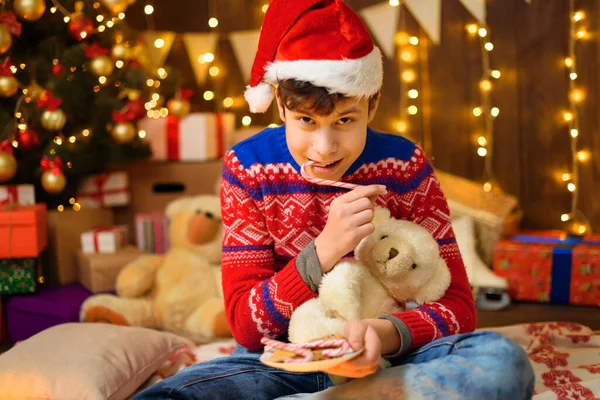 Retrato Adolescente Decoração Ano Novo Ele Come Doces Biscoitos Diverte — Fotografia de Stock