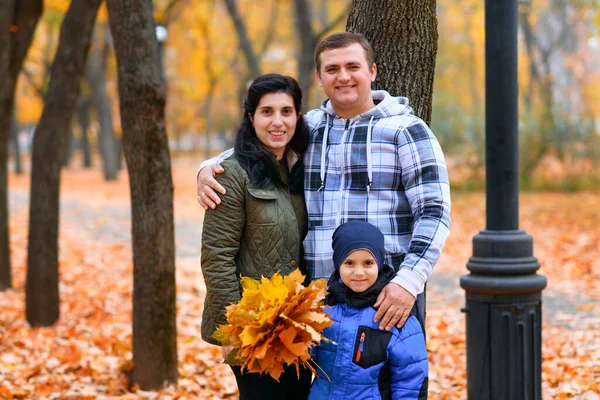 Porträt Einer Familie Mit Kindern Herbstlichen Stadtpark Glückliche Menschen Posieren — Stockfoto