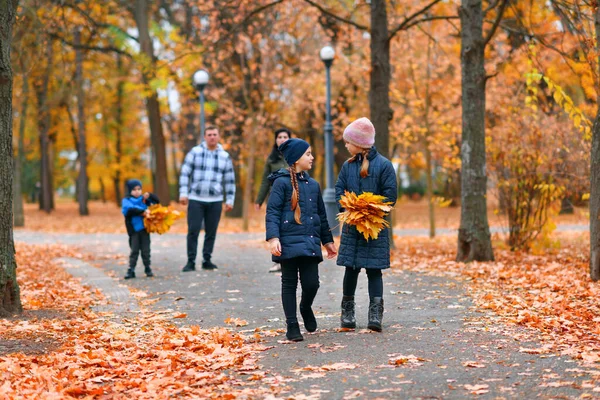 Retrato Una Familia Con Niños Parque Otoño Gente Feliz Caminando —  Fotos de Stock