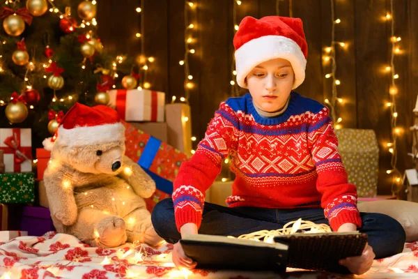 Menina Criança Lendo Livro Decoração Ano Novo Natal Luzes Férias — Fotografia de Stock