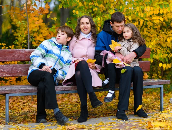 Retrato Una Familia Feliz Parque Otoño Gente Sentada Banco Posando — Foto de Stock