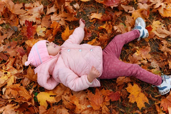 Kind Meisje Liggend Gevallen Bladeren Herfst Stadspark Prachtige Natuur Bomen — Stockfoto