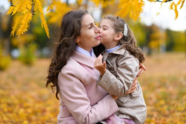 Ritratto Madre Figlia Parco Autunnale Gente Felice Posa Sullo Sfondo — Foto Stock