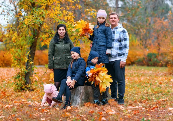 Portrait Une Famille Avec Des Enfants Dans Parc Urbain Automne — Photo